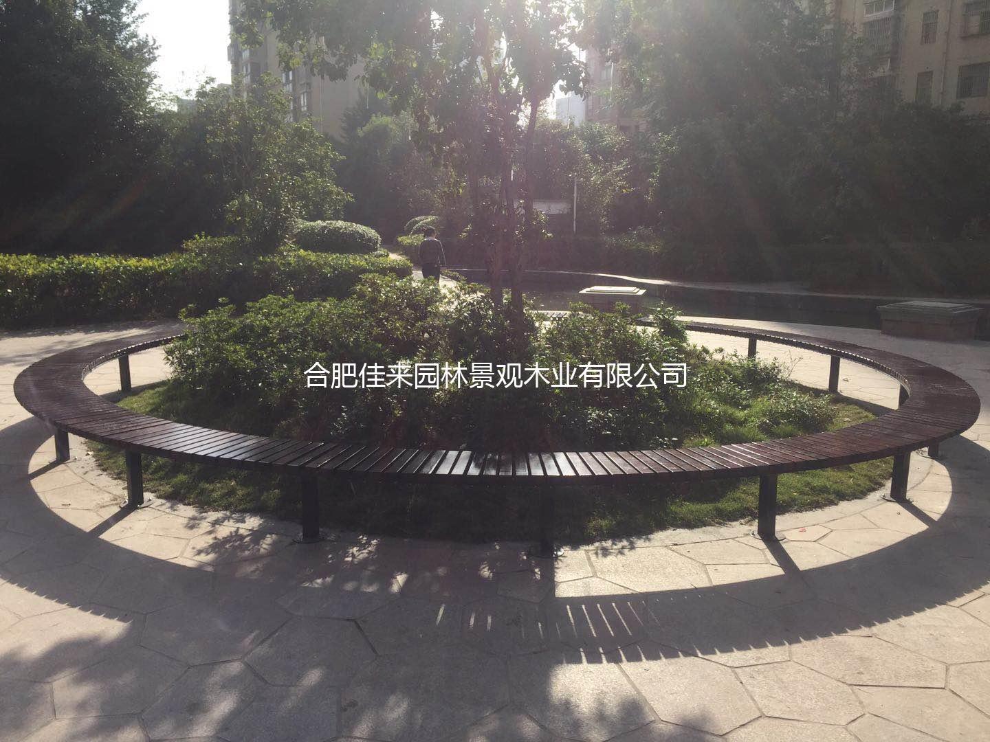 阳光汇景廊架树围、铁艺坐凳和垃圾桶